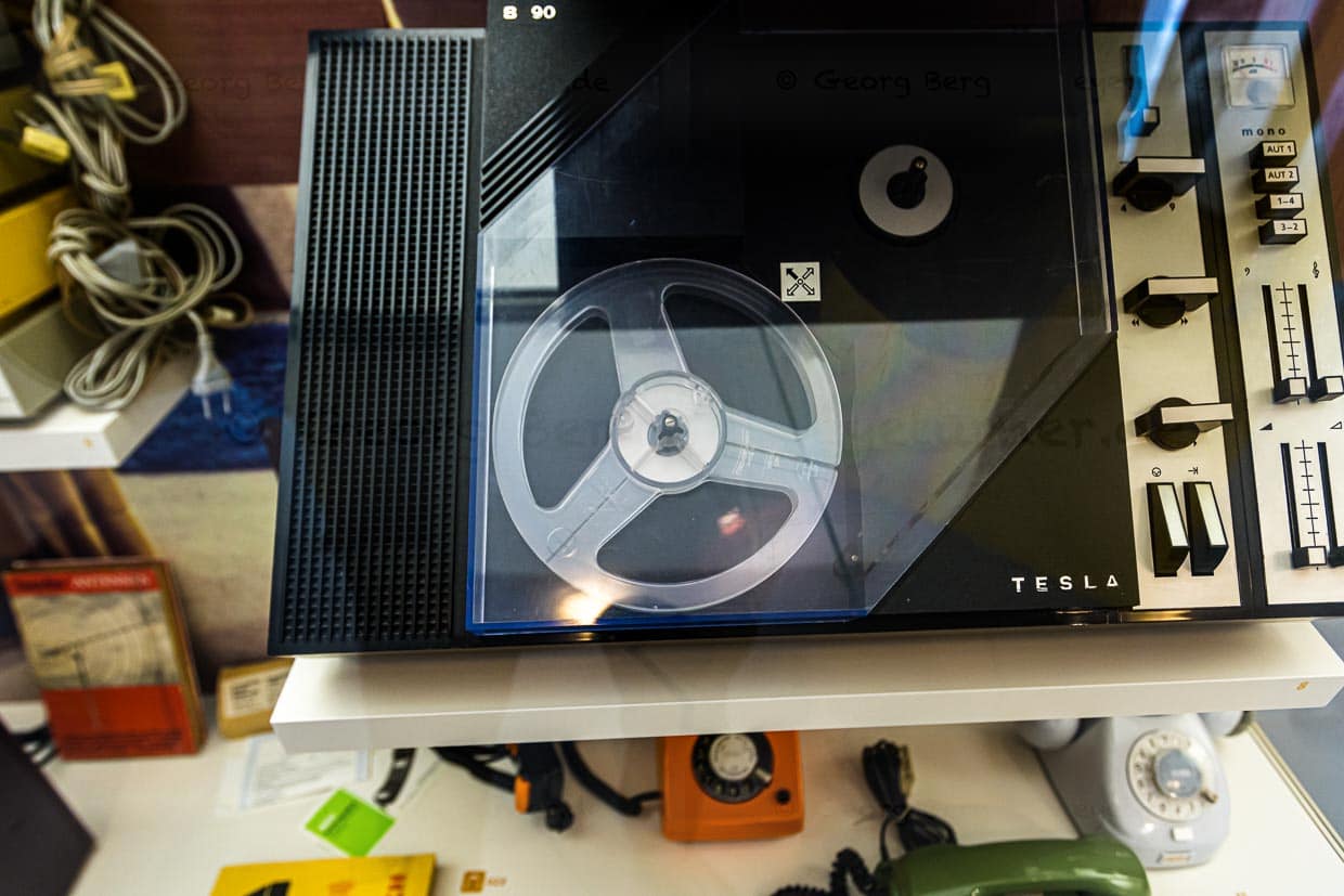 Zurück in die Zukunft: Das Tonbandgerät Modell Tesla im Museum Utopie und Alltag für Alltagskultur der DDR in Eisenhüttenstadt, Brandenburg / © Foto: Georg Berg