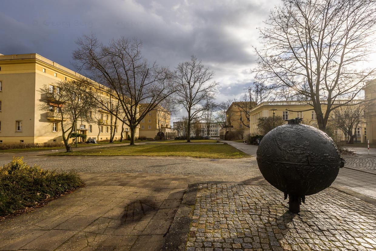 Blick vom Museum Utopie und Alltag in Eisenhüttenstadt in die Wohnanlage von Wohnkomplex II mit Parkanlagen und Kunst im öffentlichen Raum. Gesellschaft- und Versorgungseinrichtungen wie Kindergarten, Schule, Gechäfte und Erholungsräume liegen in der Planstadt Eisenhüttenstadt stets dicht beieinander / © Foto: Georg Berg