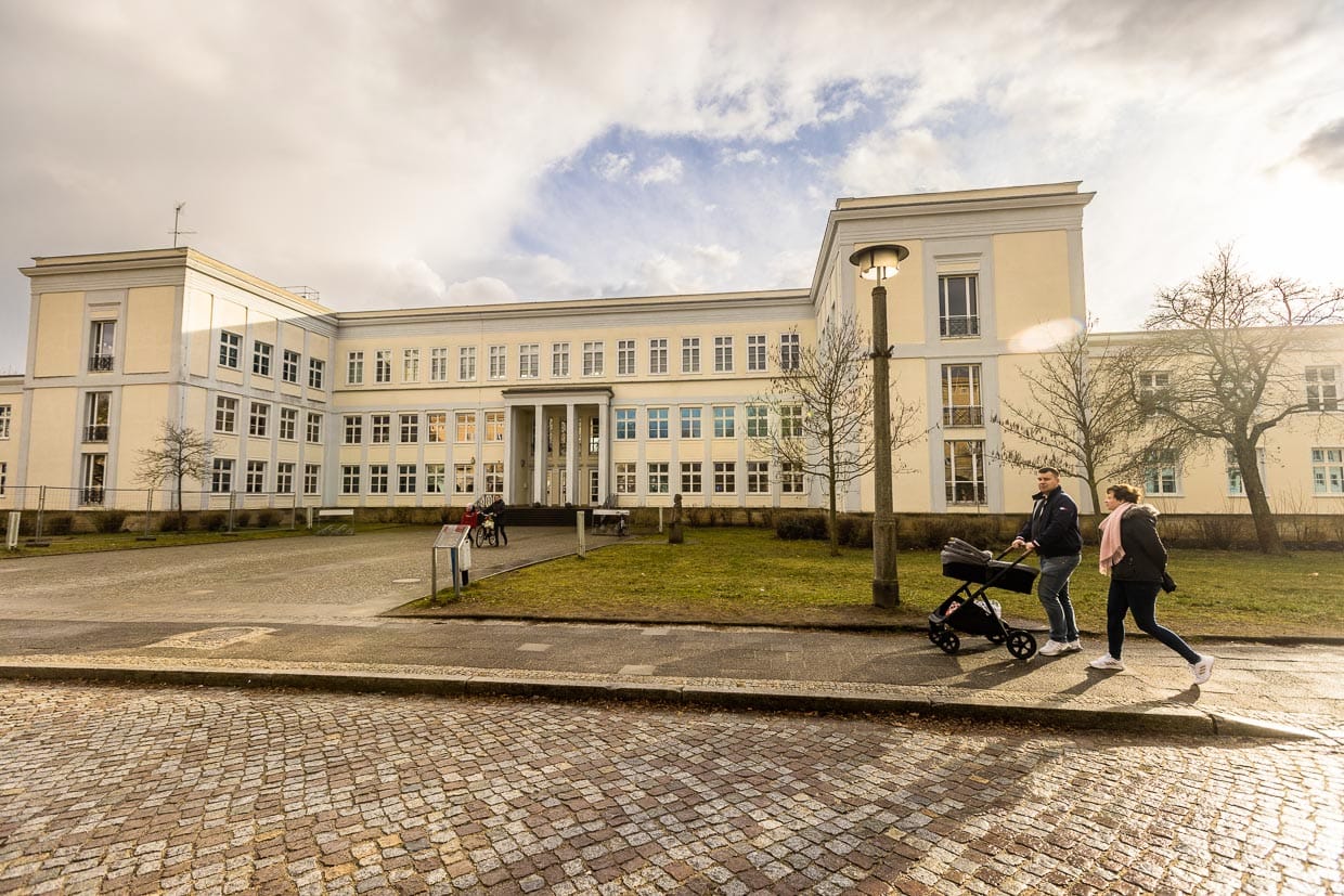 Grundschule Erich-Weinart auf der Friedrich-Engels-Straße im Wohnkomplex II, Eisenhüttenstadt. Baustil erinnert an die Berliner Stalinallee mit ihren neoklassizistischen Bauten / © Foto: Georg Berg