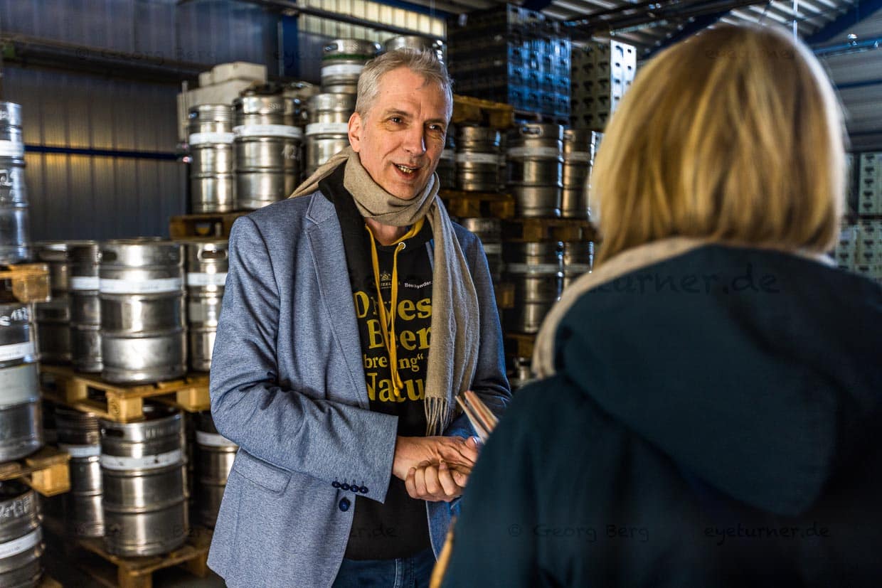 Stefan Fritsche, Geschäftsführer der Klosterbrauerei Neuzelle. Unter seinem Jacket deutet sich eine Revolution an. Die Entwicklung eines Bierpulvers, das er als Dryest Beer brewing for Nature, bezeichnet, soll den Biermarkt verändern / © Foto: Georg Berg