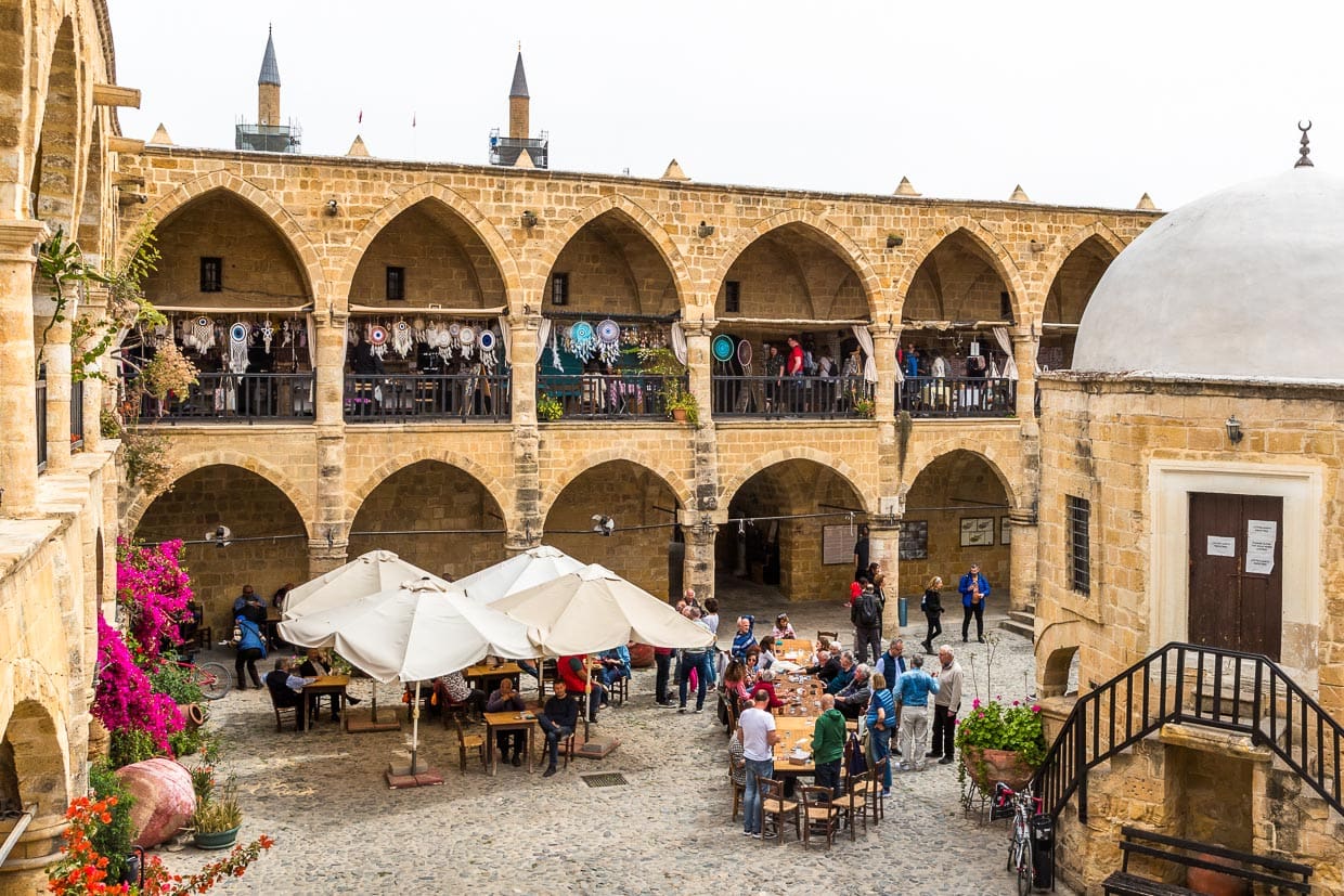 Büyük Han, Great Inn, is one of Nicosia's main tourist attractions. The old caravanserai consists of two floors. The lower part of the square complex is home to cafés and restaurants. The Coffee Club has been meeting here every week since 2004 / © Photo: Georg Berg