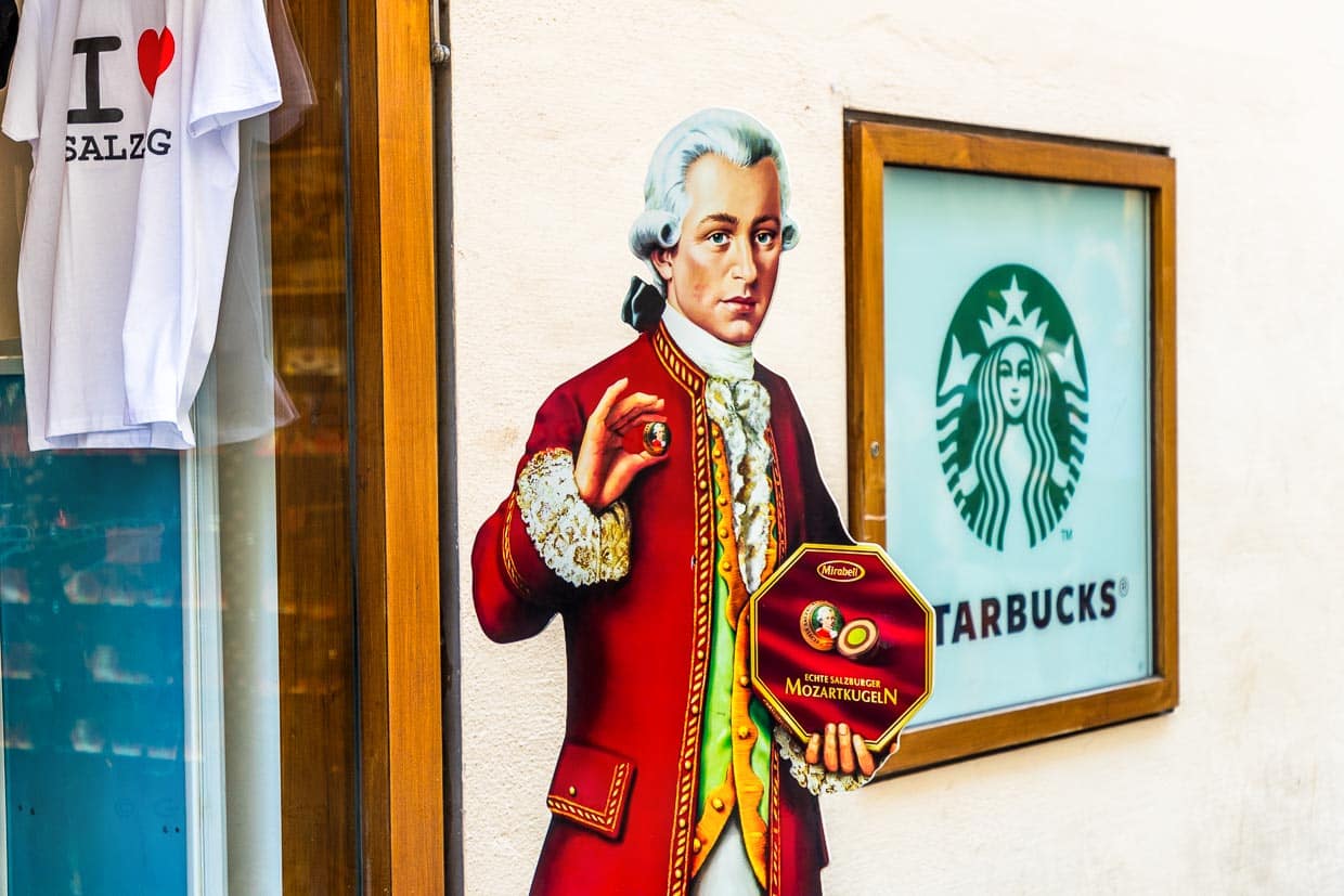 Souvenirgeschäft in Salzburg mit Werbung für Salzburger Mozartkugeln, I love Salzburg-T-shirt und Starbucks Cafe / © Foto: Georg Berg