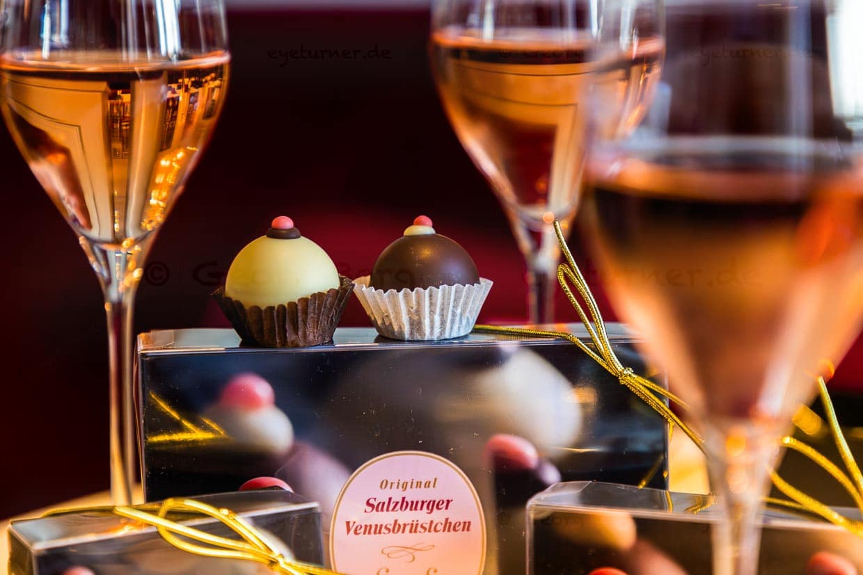 Original Salzburger Venusbrüstchen sind Schokoladenpralinen mit Maronen-Nougatcreme und einem Stück marinierter Amarenakirsche umhüllt mit weißer oder dunkler Schokolade. Verzehrempfehlung, weiße Pralinen mit Prosecco, schwarze zu Kaffee / © Foto: Georg Berg