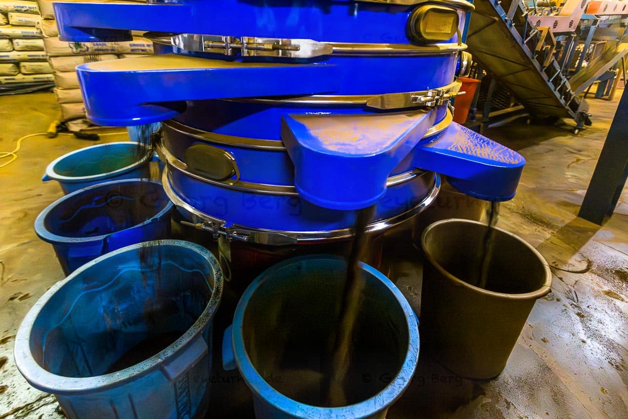 Grading machine. Nach einer Trocknungszeit zwischen 18 bis 23 Minuten bei 90 bis 110 Grad läuft der Tee in die Sortiermaschine. Hier weden 6 verschiedene Größen voneinander getrennt / © Foto: Georg Berg