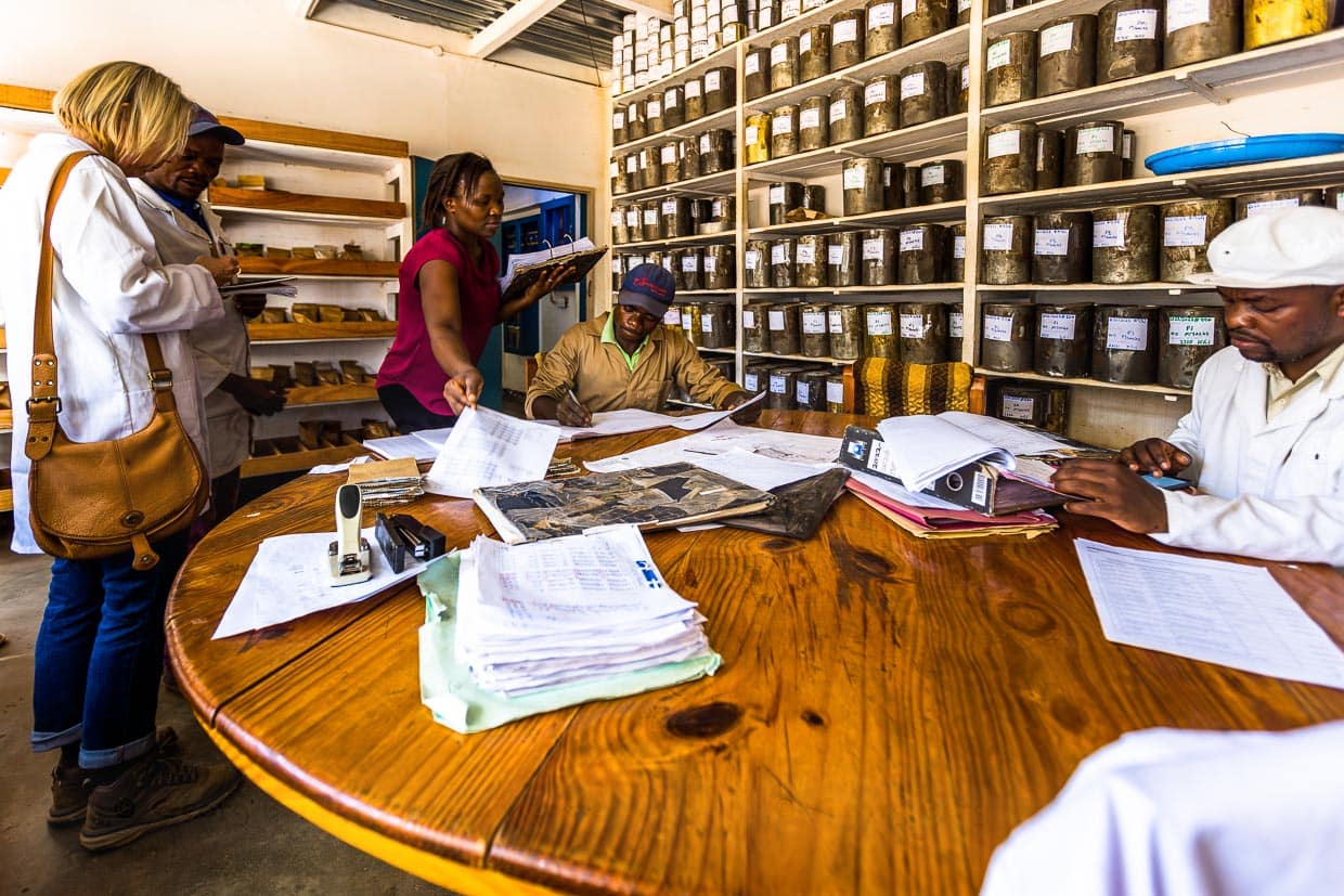 Büro Satemwa Estate. Regal mit Rückstellproben / © Foto: Georg Berg