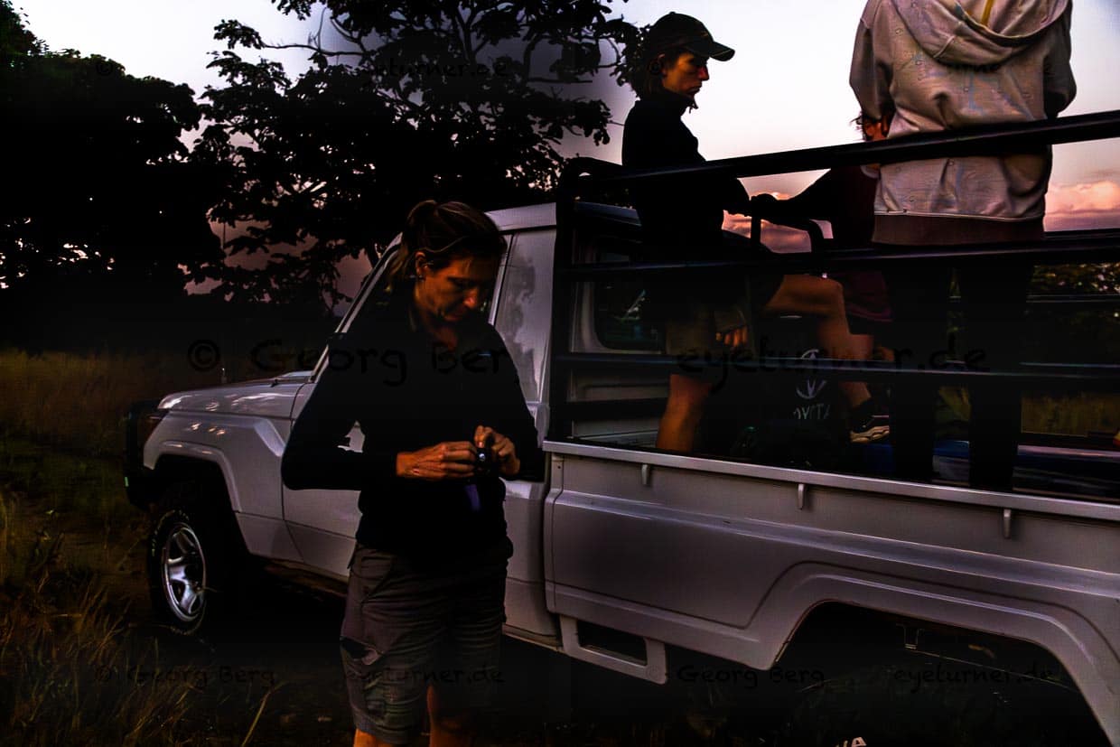 Dagmar Mayer, Tierärztin im Majete Wildlife Reserve sowie Monitoring Manager bei der Vorbereitung eines Lion Calls / © Foto: Georg Berg