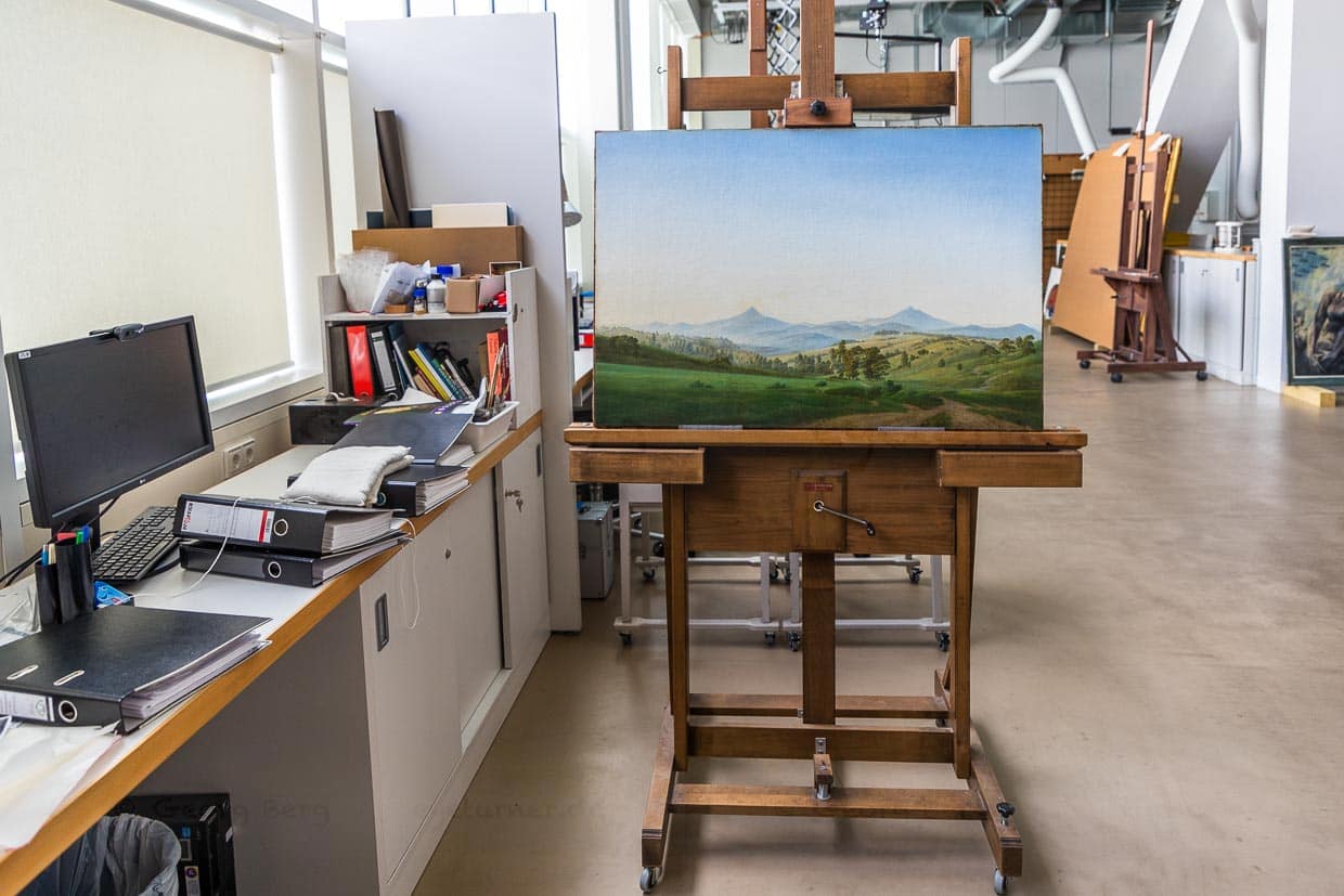 Werk von Caspar David Friedrich, "Böhmische Landschaft mit dem Milleschauer Berg" von 1808 zur kunsttechnologischen Untersuchung in der Restaurationswerkstatt des Albertinums in Dresden. Im Vorfeld der Sonderausstellung zum 250. Geburtstag des Malers werden alle Werke im Bestand des Albertinums begutachtet / © Foto: Georg Berg