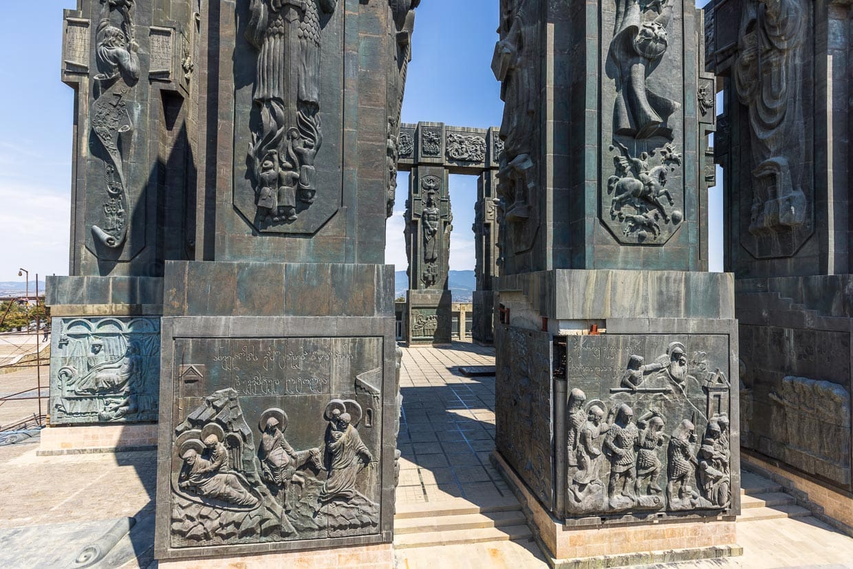 Die Chronik von Georgien ist ein weithin sichtbares Monument auf dem Berg Kenisi bei Tbilisi, der Hauptstadt Georgiens. 16 Säulen erheben sich 35 Meter hoch. Im unteren Bereich sind biblische Szenen dargestellt. Darüber sind für die Geschichte Georgiens bedeutende Persönlichkeiten abgebildet. Begonnen wurde das Monument 1985 vom Bildhauer Surab Zereteli und ist bis heute noch nicht fertig gestellt / © Foto: Georg Berg