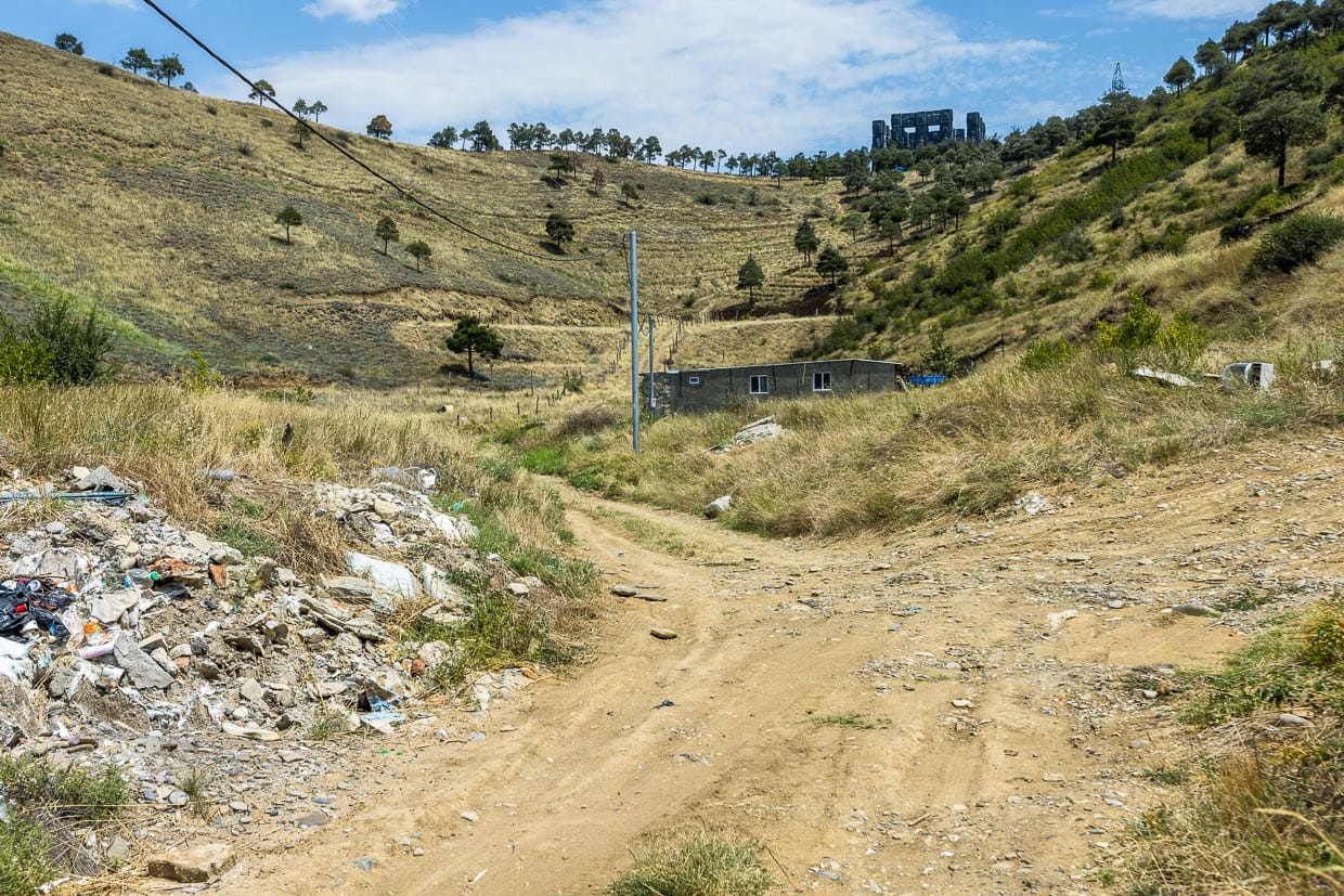 Für ein Touristenattraktion relativ schwer erreichbar. Die Chronik von Georgien ist ein weithin sichtbares Monument auf dem Berg Kenisi bei Tbilisi, der Hauptstadt Georgiens. Geschaffen wurde es 1985 vom Bildhauer Surab Zereteli / © Foto: Georg Berg