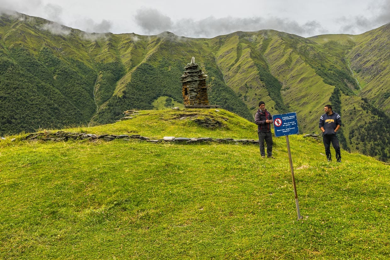 Zwei Tuschen an einem Chati. Solch traditionelle Heiligtümer sind sehr häufig in Tuschetien / © Foto: Georg Berg