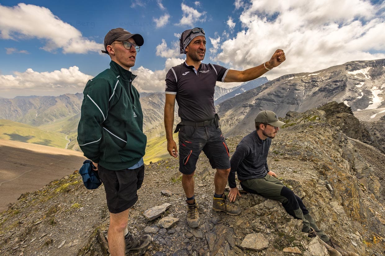 Giorgi Chachua von Enjoy-Georgia zeigt als Wanderführer wo der Atsunta-Pass die georgischen Provinzen Tuschetien und Khevsureti verbindet / © Foto: Georg Berg