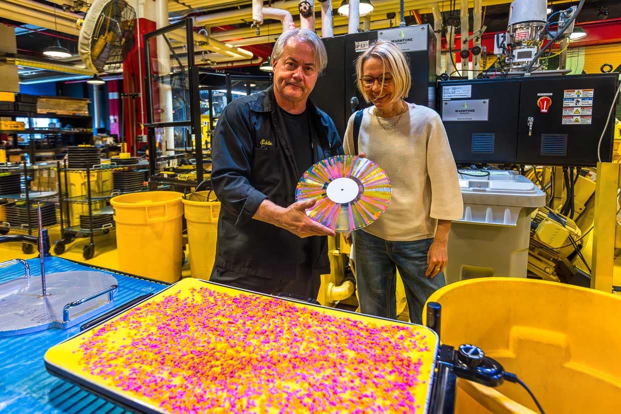 Produktionsleiter Eddie Gillis zeigt eine frisch gepresste Platte / © Foto: Georg Berg