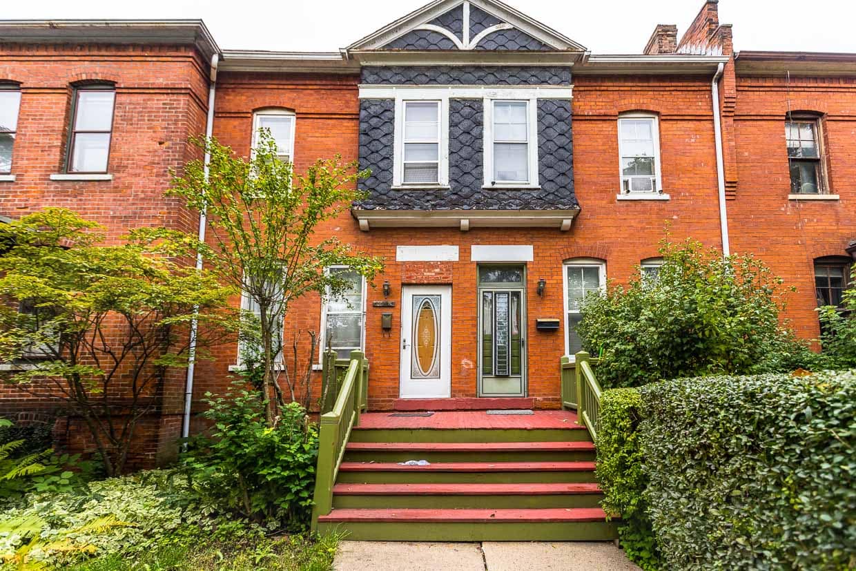 Houses in Pullman's historic district, here with original wooden staircases, but differently renovated entrance doors. Today, people of different ages, ethnicities and professions live in the town, which was designed by George Pullman from 1880 and once had an integrated factory site. Pullman National Historical Park is preserved by public and private organizations / © Photo: Georg Berg