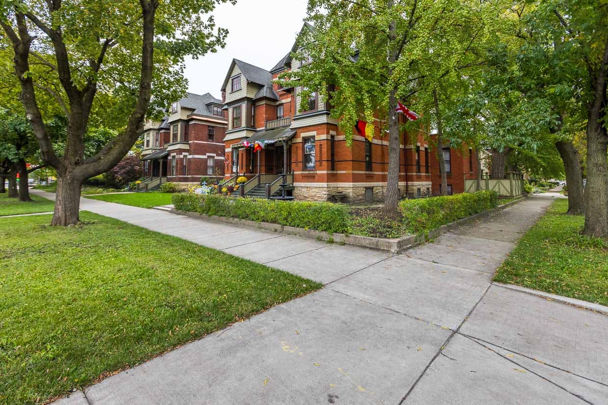 Sidewalks laid out at right angles in the historic Pullman estate. At the end of the 19th century, 20,000 people lived and worked in the town designed by entrepreneur George Pullman from 1880 / © Photo: Georg Berg