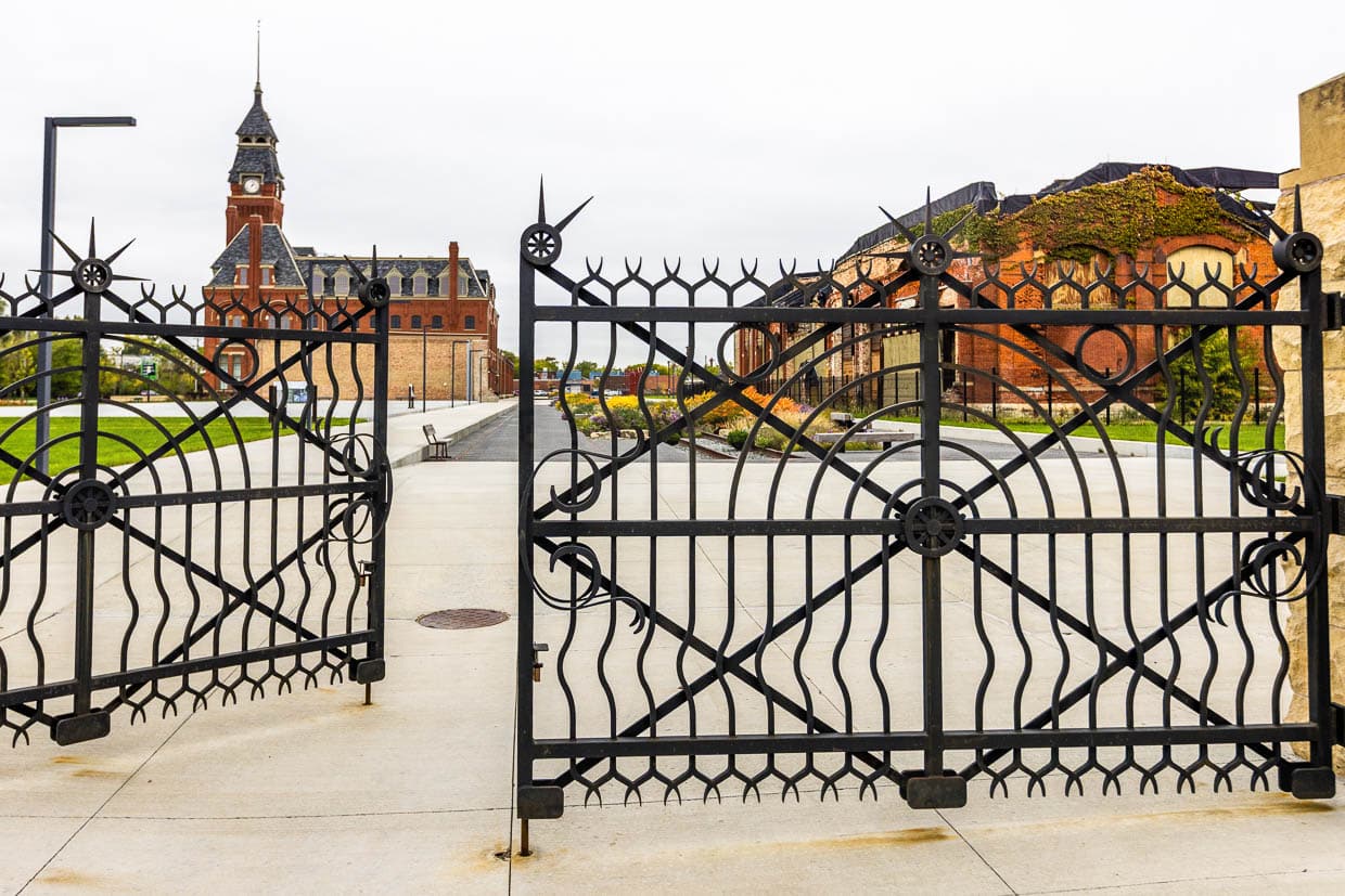 Wrought-iron gate to the Pullman-Werke factory premises. The entrepreneur Geoerge Pullman built luxurious sleeping cars and parlor cars in the Chicago area from 1880. To this day, the name Pullman stands for luxurious rail travel in comfortable carriages. Production of railroad carriages ended in 1981 / © Photo: Georg Berg