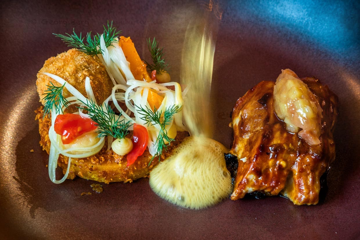 Filet vom Silberkarpfen nach einem Rezept von Koch Ingo Mark aus der Oberpfalz. Glasiert mit karamelisiertem Fischkopflack und Kürbisscheiben sous-vide mit Karpfenpraline und Kürbis-Sauce / © Foto: Georg Berg
