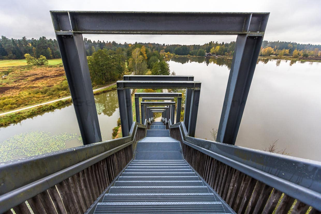 Aussichtsplattform Himmelsleiter in der Waldnaabaue. Die Stahlkonstruktion der Architekten Brückner & Brückner wirkt wie ein Bilderrahmen für die Landschaft / © Foto: Georg Berg