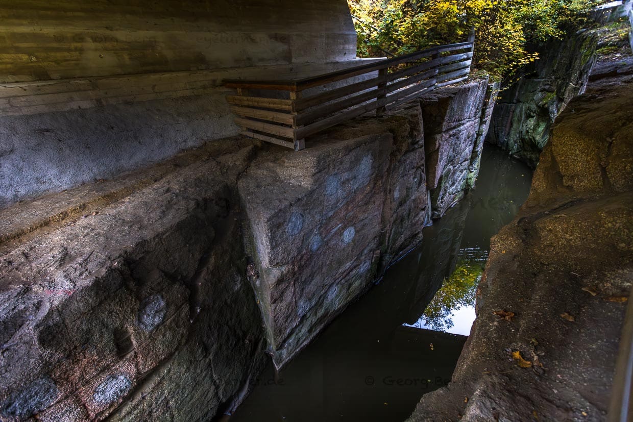 Der Waldnaabdruchbruch ist ein herausragendes Beispiel für mittelalterliche Wasserbaukunst. Für die Anlage des 97 ha großen Unteren Stadtteichs arbeiteten täglich 100 Fronbauern über einen Zeiitraum von drei Jahren an einem Durchbruch zum Fluß Waldnaab. Auf einer Strecke von ca 60 Metern und einer Tiefe von 10 Metern brachen die Arbeiter 500 Kubikmeter Granitstein heraus / © Foto: Georg Berg