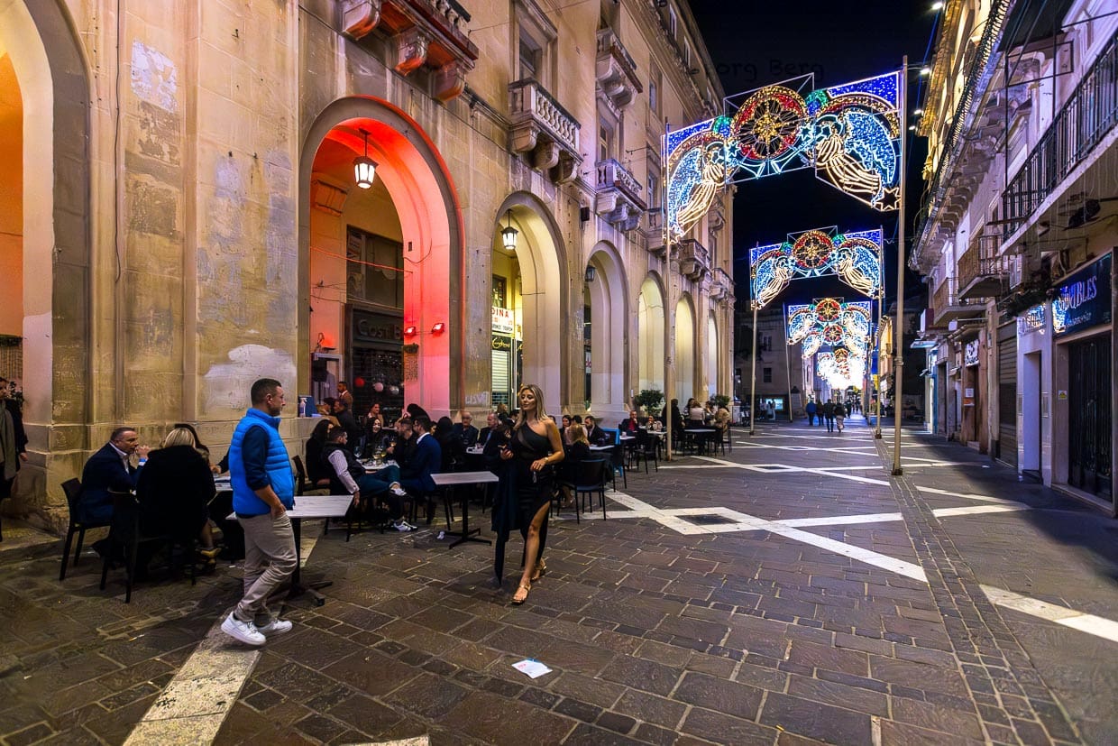 Weihnachtlich geschmückte Straße in Valletta. Dank der milden Temperaturen im Dezember findet das Nachtleben noch auf der Straße statt / © Foto: Georg Berg