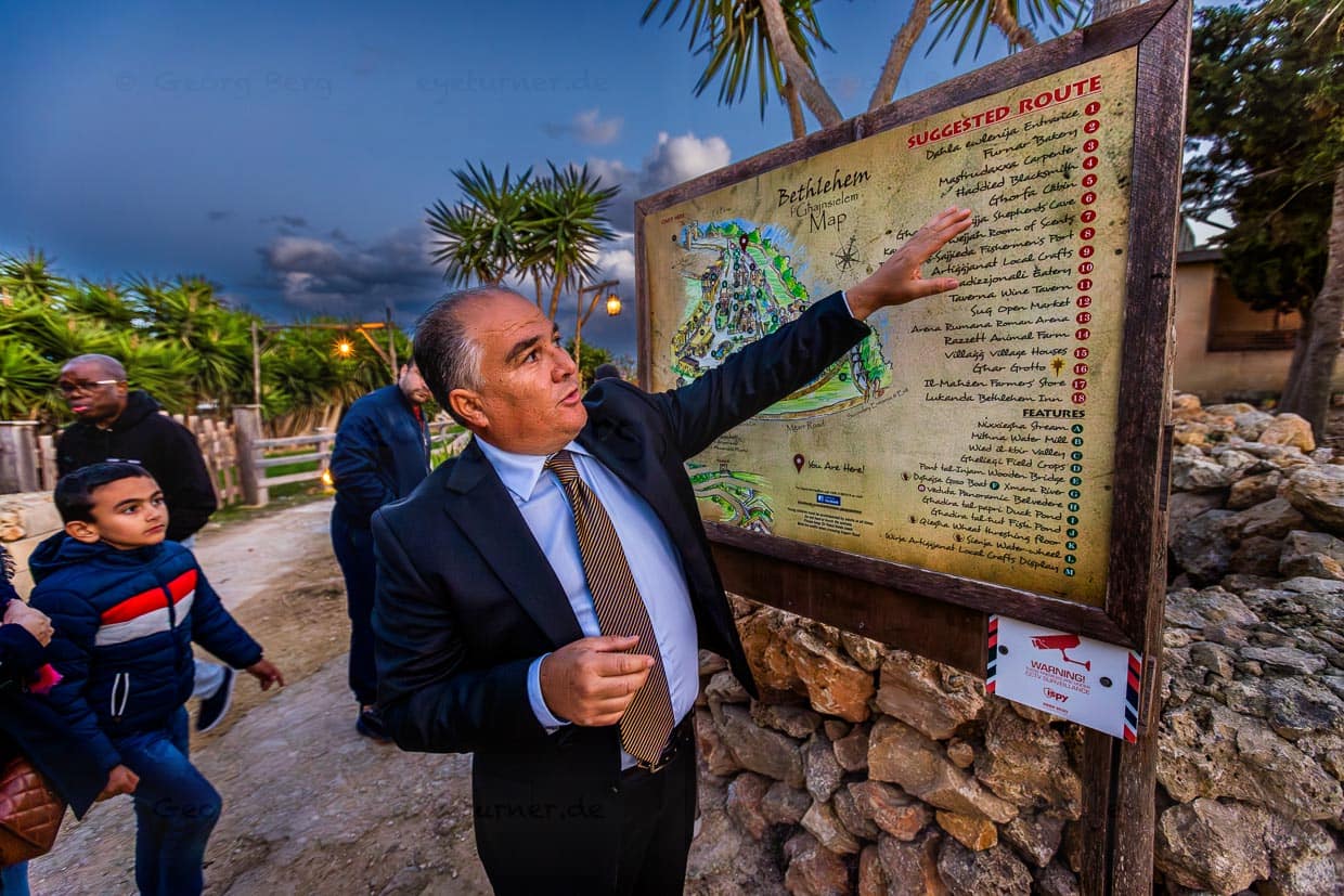 Initiator und beständiger Ideengeber im Krippendorf Bethlehem f'Għajnsielem auf Gozo ist Franco Ciangura. Hier erklärt er die empfohlene Route, die Besucher durch das Dorf führt. Der Eintritt ist frei und jedes Jahr wird das Dorf um Häuser und Attraktionen erweitert / © Foto: Georg Berg