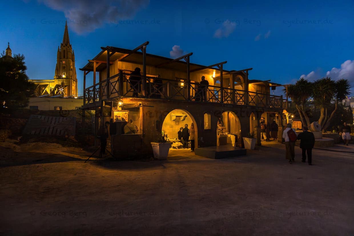 Lukanda Bethlehem Inn. Für ein ganz besonderes Weihnachtserlebnis können Touristen in den einfachten Gästezimmern der Lukanda Bethlehem Inn übernachten. Die Einrichtung ist ganz schlicht, bietet aber einen schönen Blick von der Terrasse auf den Hafen von Mgarr / © Foto: Georg Berg