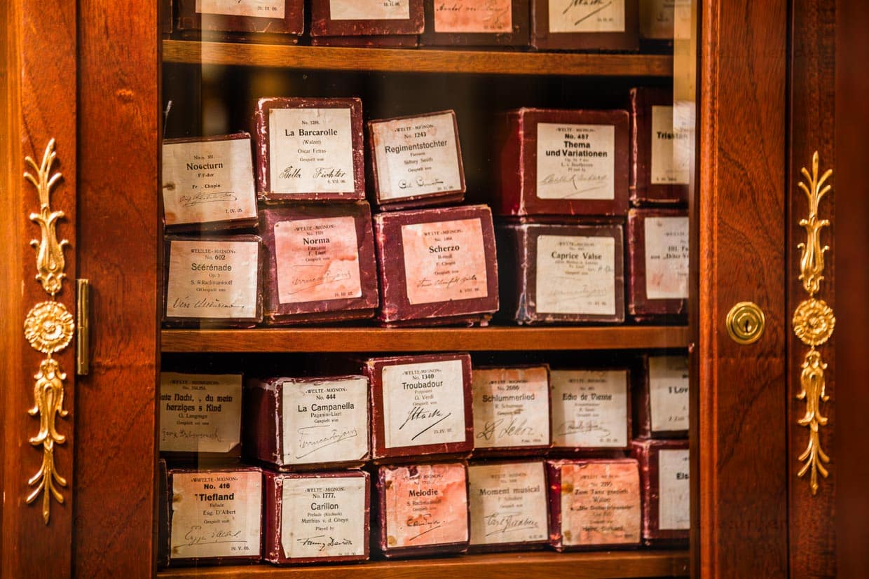 Das pneumatische Klavier Welte Mignon im Traditionshotel Waldhaus Sils ist voll funktionsfähig. Ein Schrank voller perforierter Notenrollen bietet eine große Musikauswahl / © Foto: Georg Berg