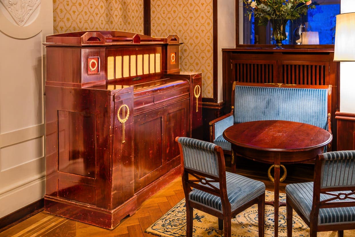 Das pneumatische Klavier Welte Mignon im Traditionshotel Waldhaus Sils ist voll funktionsfähig. Ein Schrank voller perforierter Notenrollen bietet eine große Musikauswahl / © Foto: Georg Berg