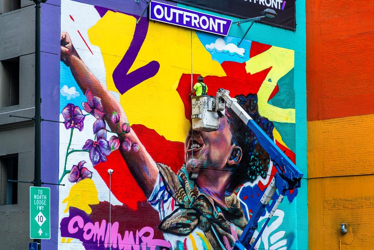 Streetart in Detroit. Ein Arbeiter im Hubwagen wirkt wie ein dreidimensionaler Teil der bemalten Hauswand / © Foto: Georg Berg