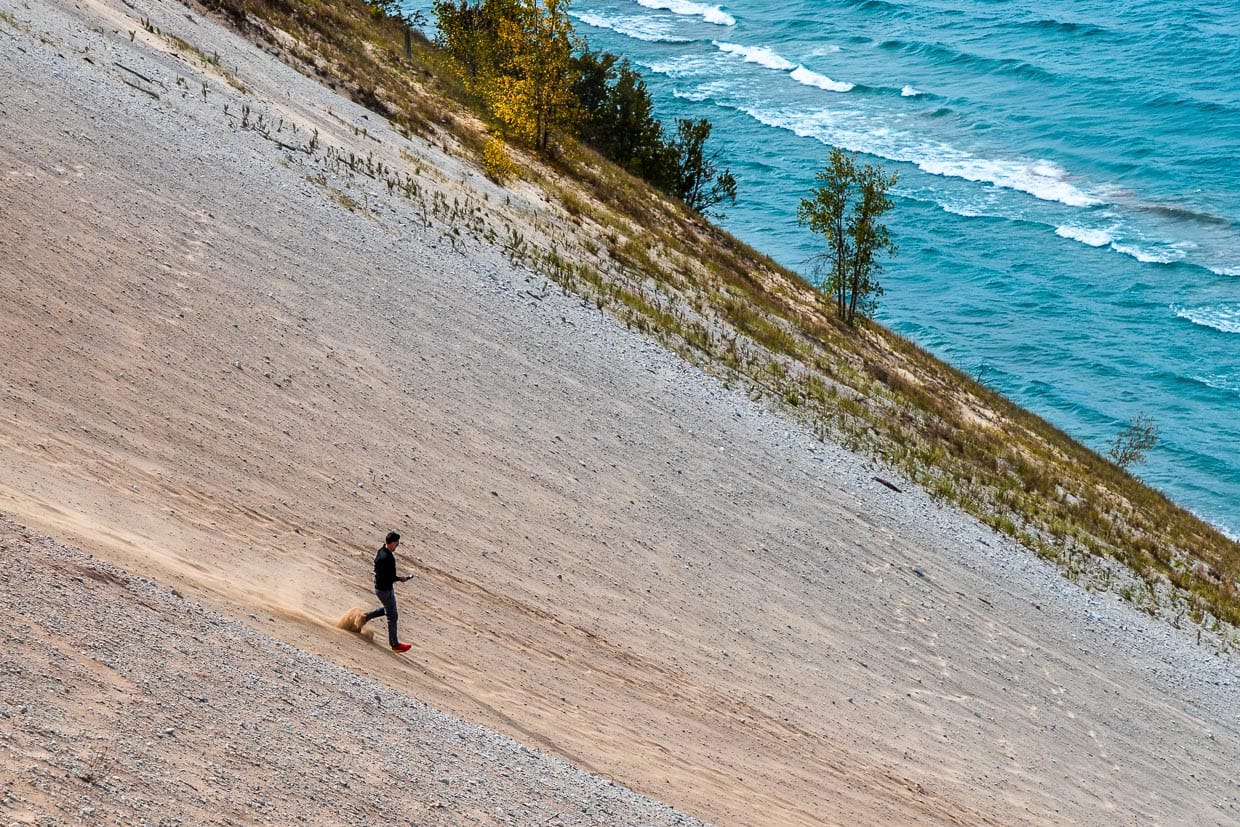 Steile Dünen im Sleeping Bear National Park. Dünenklettern ist beliebt, die Anstrengung unter wüstenähnlichen Bedingungen wird von Besuchern oft unterschätzt / © Foto: Georg Berg