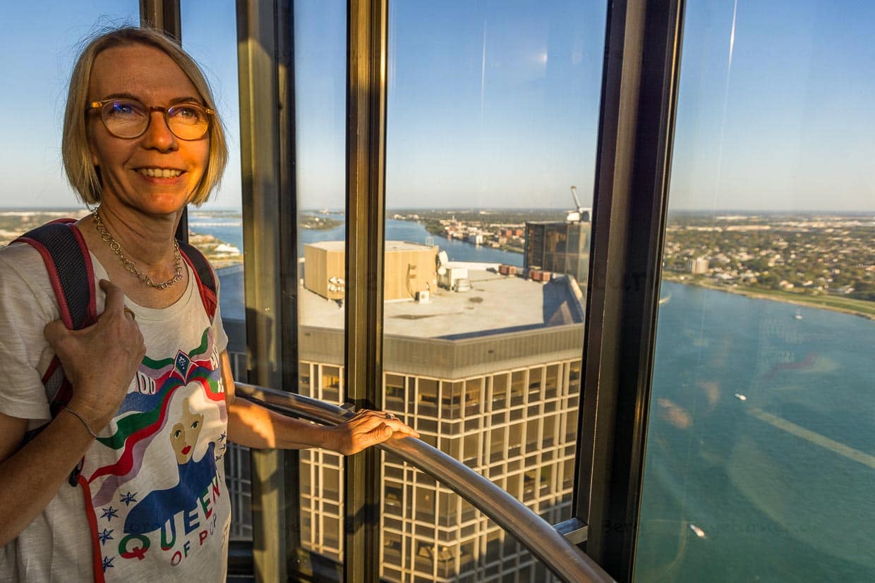 Aufzug im Renaissance Center. Der Komplex aus fünf Türmen steht direkt am Detroit River. Blick auf Windsor (Ontario), die gegenüberliegende südlichste Stadt Kanadas / © Foto: Georg Berg