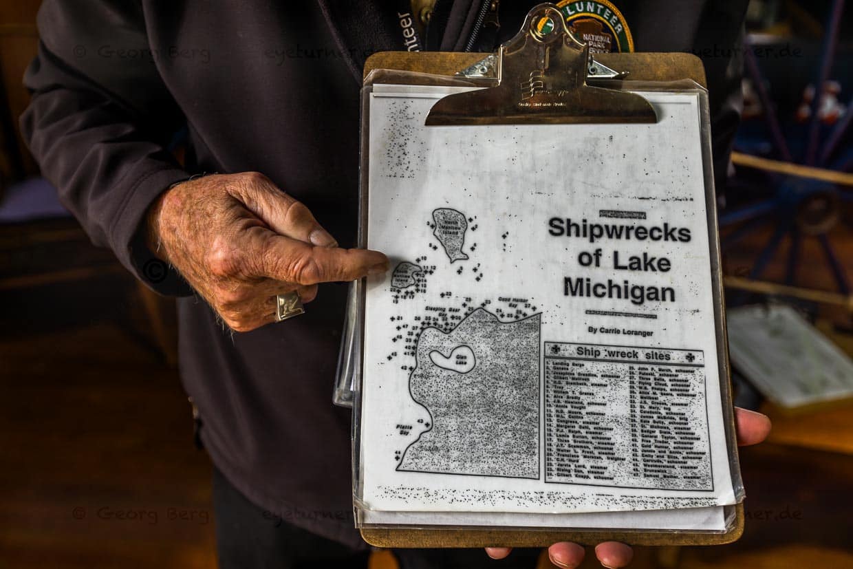 Karte mit Markierungen von Schiffswracks im Michigansee, Manitoupassage, South Manitou Island und North Manitou Island, Maritim Museum Sleeping Bear Dunes / © Foto: Georg Berg