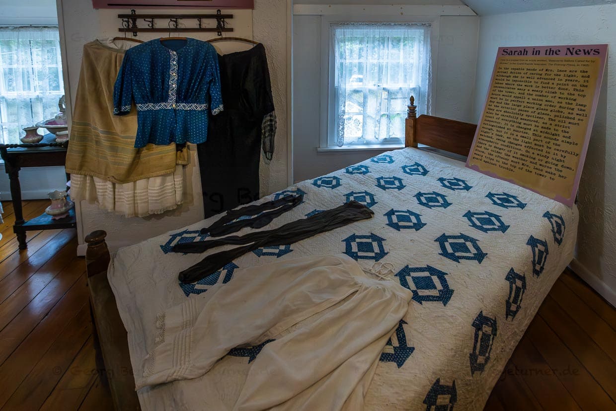 Ausstellung mit Möbeln und Kleidung der Leuchtturmwärterin Sarah Lane. Nach dem Tod ihres Mannes John Lane, übernahm sie alle Aufgaben im Leuchtturm. Sie lebte und arbeitete von 1881 - 1907 im Mission Point Lighthouse. Sie war die einzige Frau in diesem Beruf und bekam nur halb so viel Gehalt wie ihr Mann für die gleiche Arbeit / © Foto: Georg Berg