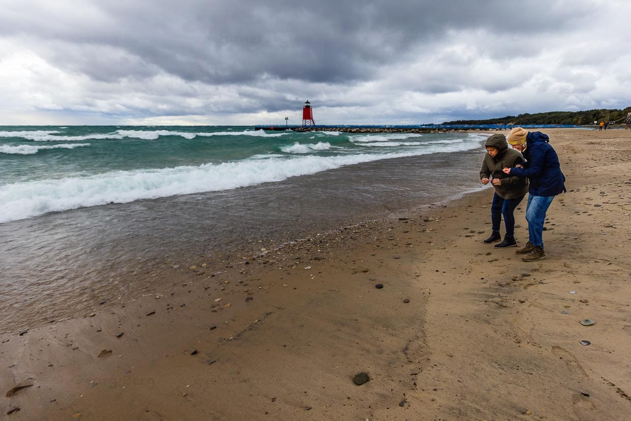 Stürmischer Tag am Strand von Charlevoix mit Charlevoix South Pier Leuchtturm im Hintergrund / © Foto: Georg Berg