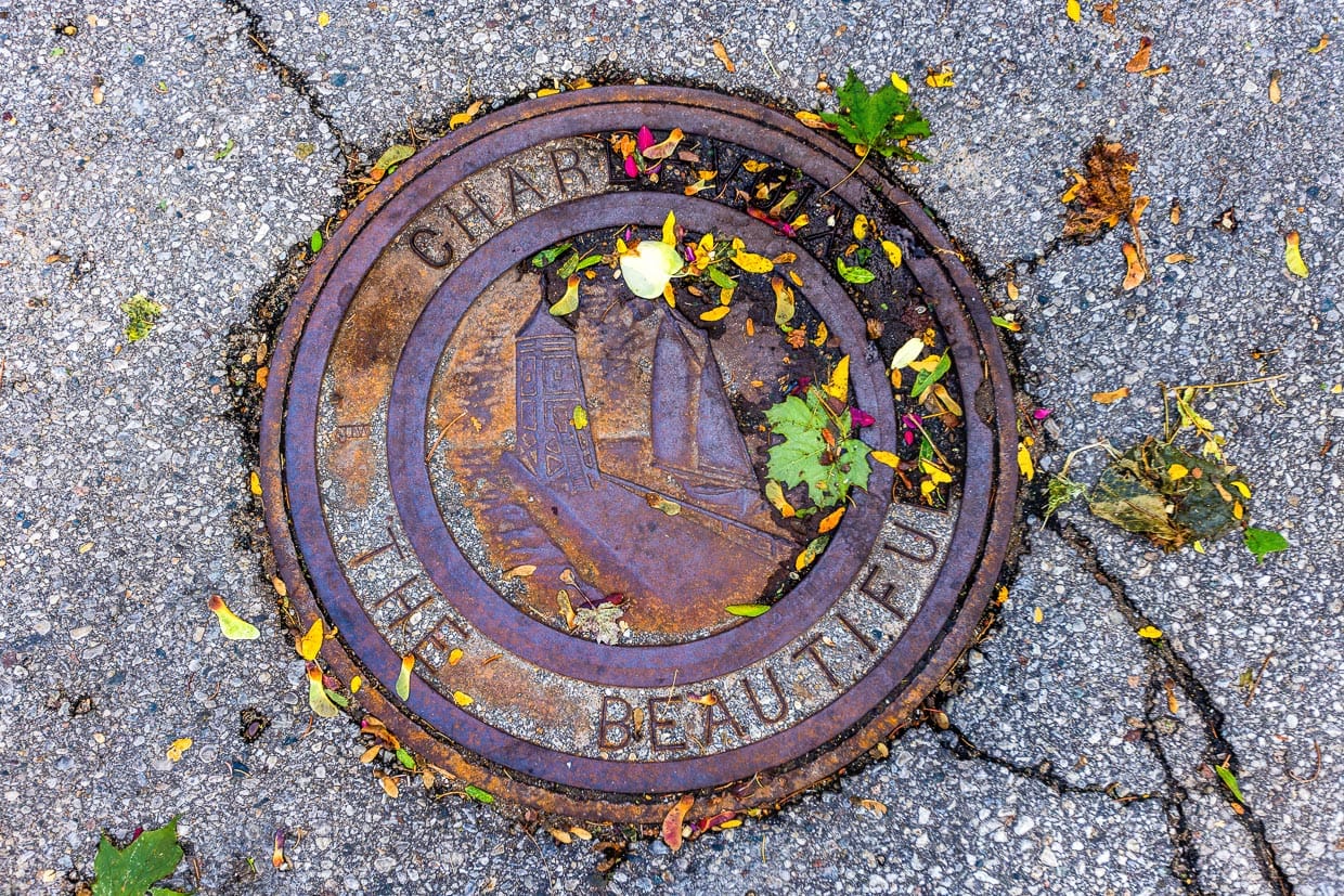 Manhole Charlevoix The Beautiful mit Segelboot und Leuchtturm / © Foto: Georg Berg