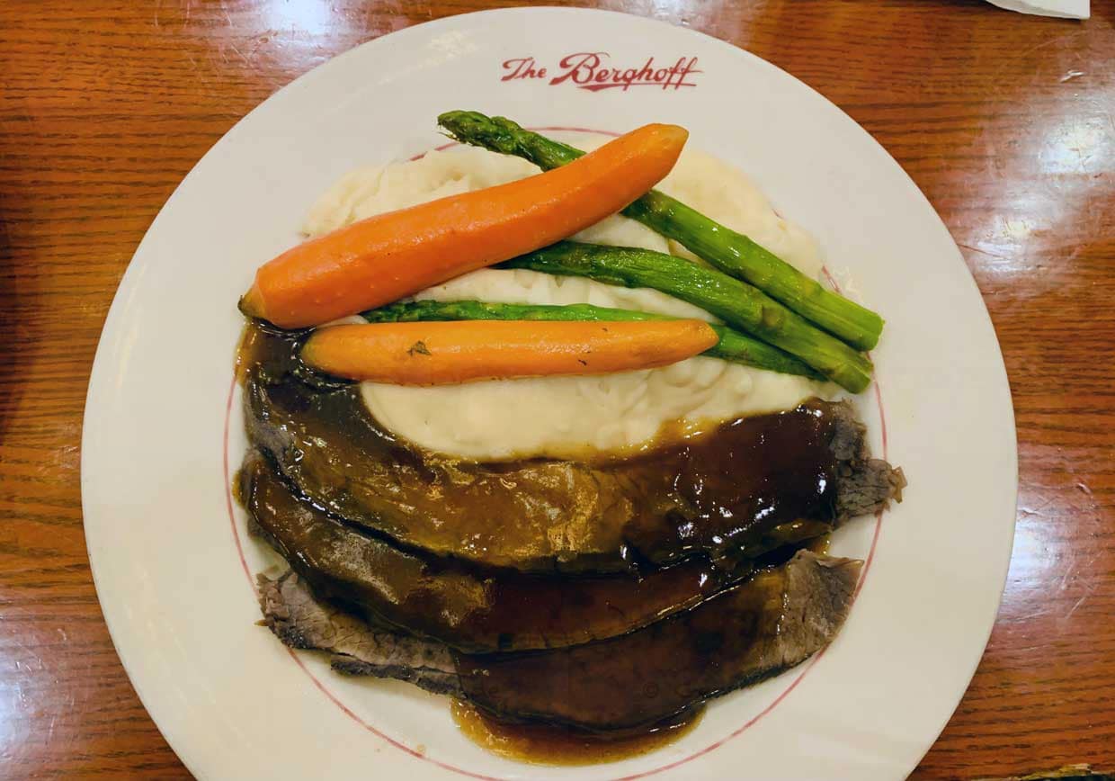 Klassiker aus dem Restaurant Berghoff, Chicago. Sauerbraten mit Kartoffelpüree. Das Restaurant wurde 1898 als Saloon eröffnet, aber während der Prohibition, als der Ausschank von Alkohol verboten war, wurde es für seine typisch deutsche Küche bekannt, wie Sauerbraten, Wiener Schnitzel, Rahmspinat und Apfelstrudel / © Angela Berg