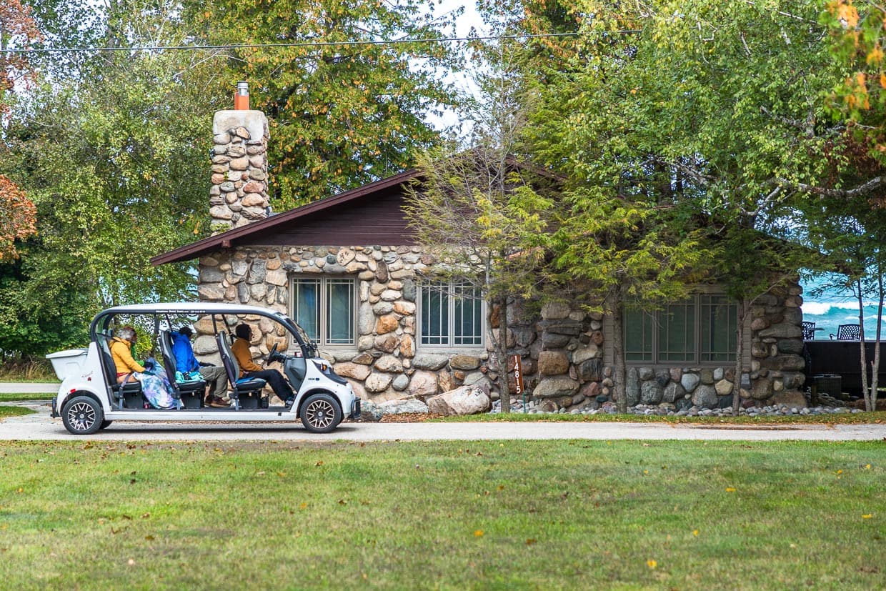 Touristen auf einer geführten Tour entlang der Pilzhäuser von Earl A. Young in Charlevoix. Der Autodidakt baute überwiegend Häuser aus Steinen und Felsbrocken, die er in Nord-Michigan fand / © Foto: Georg Berg