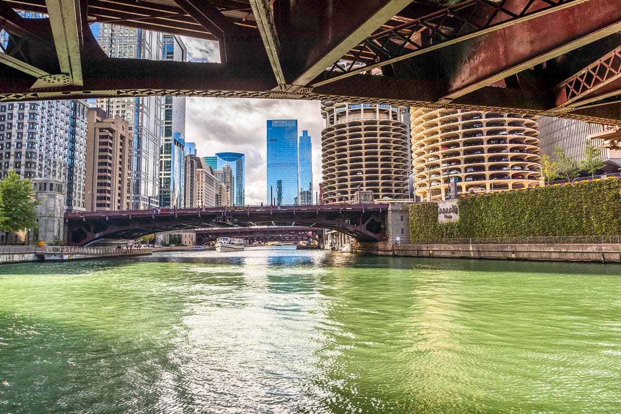 Chicago River, Blick unter einer Brücke hindurch auf den Fluss und rechts liegend Marina City, die 172 Meter hohen Zwillingstürme, Baujahr 1964 / © Foto: Georg Berg
