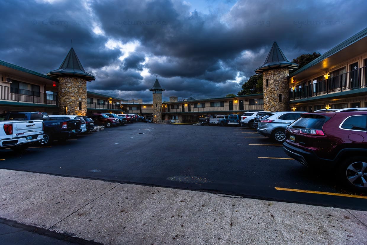 Parkplatz des Weathervane Terrace Inn & Suites in Charlevoix, Earl A Young plante es als Luxus-Motel mit 60 Zimmern / © Foto: Georg Berg