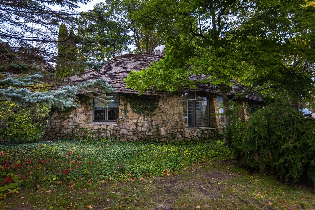 Typisches Mushroomhouse von Earl A. Young. Er arbeitete hauptsächlich mit Stein und verwendete Kalkstein, Feldstein und Felsbrocken, die er in Nord-Michigan fand / © Foto: Georg Berg