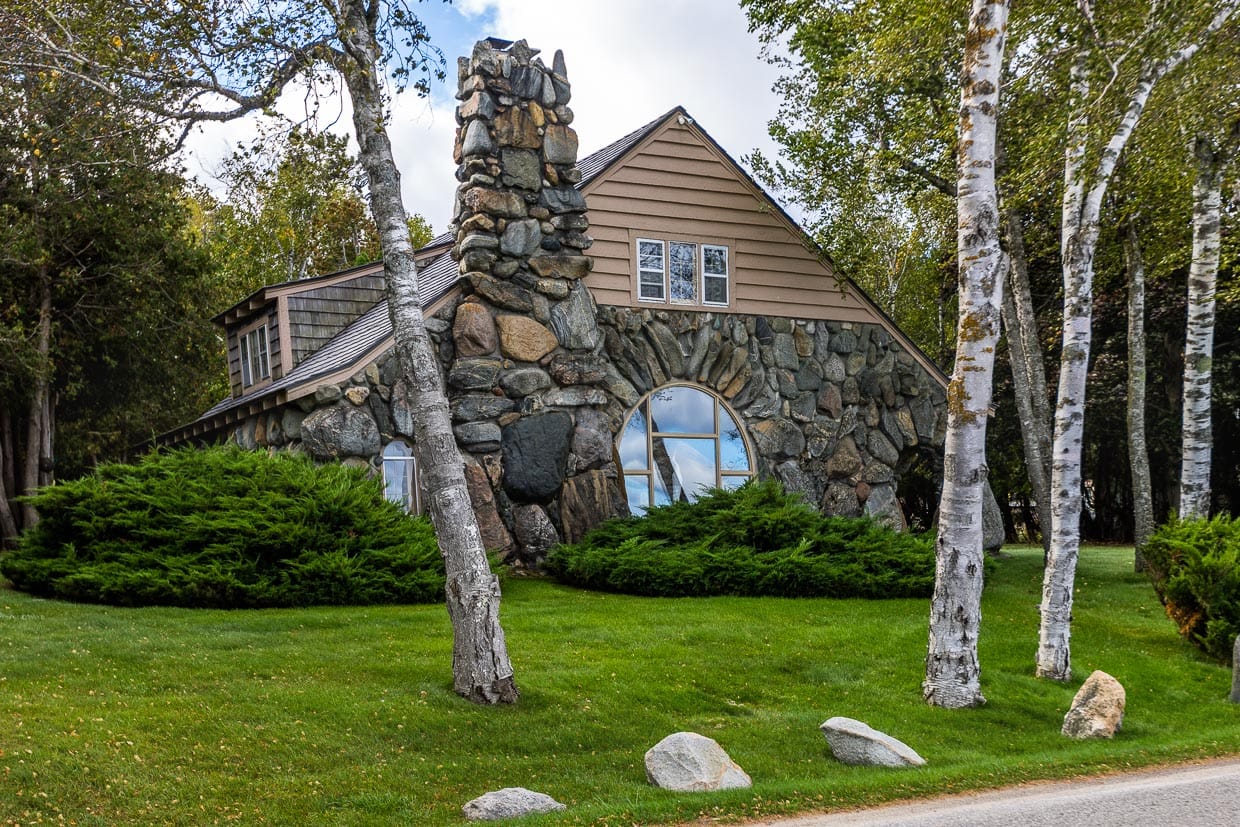 Steinhaus in Charlevoix. Earl A. Young mit Kamin aus großen Steinen. Er wollte mit seinen Entwürfen zum Ausdruck bringen, dass ein kleines Steinhaus genauso beeindruckend sein kann wie ein Schloss / © Foto: Georg Berg