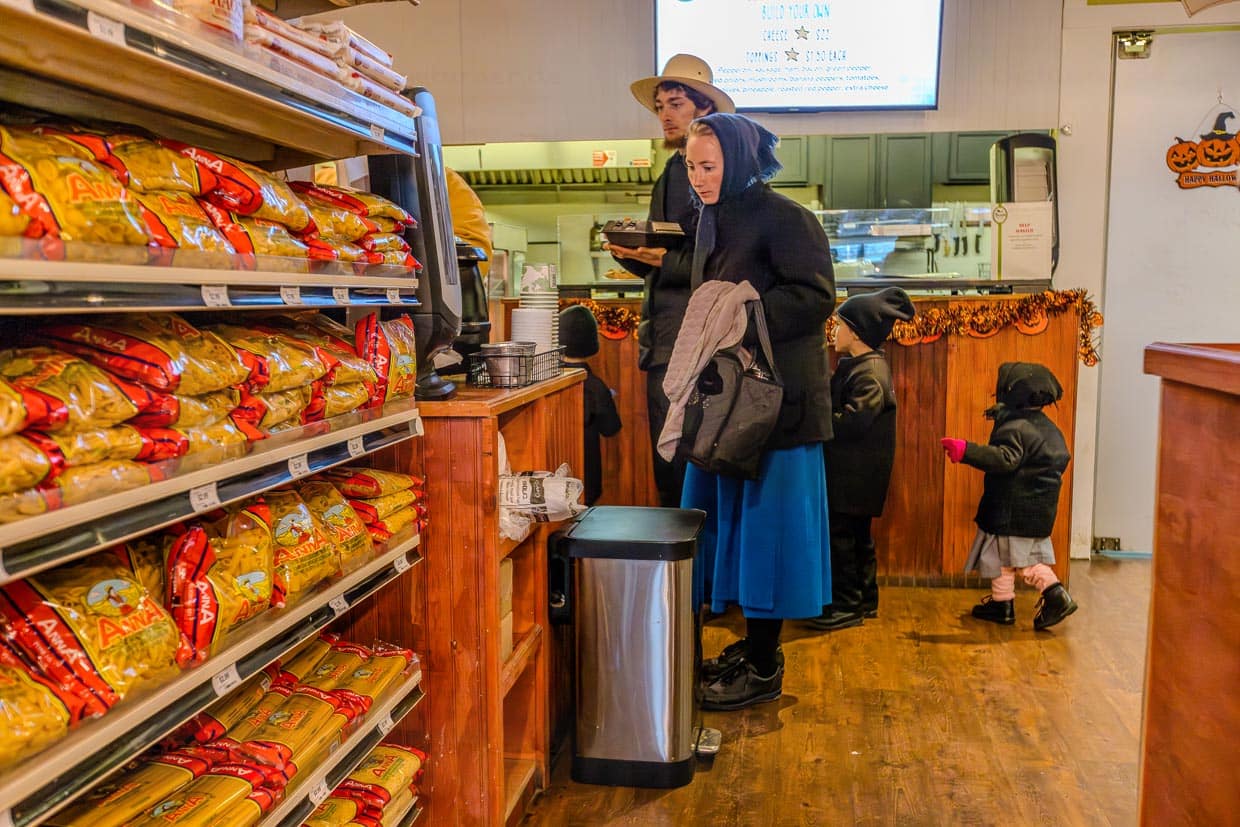 Amish People beim Einkauf im Doud’s Market, Amerikas ältestem Lebensmittelladen. Das Geschäft eröffnete 1884 auf Mackinac Island. Amish People fühlen sich wohl auf der autofreien Insel, die ebenso aus der Zeit gefallen wirkt, wie das Lebenskonzept der Amischen / © Foto: Georg Berg