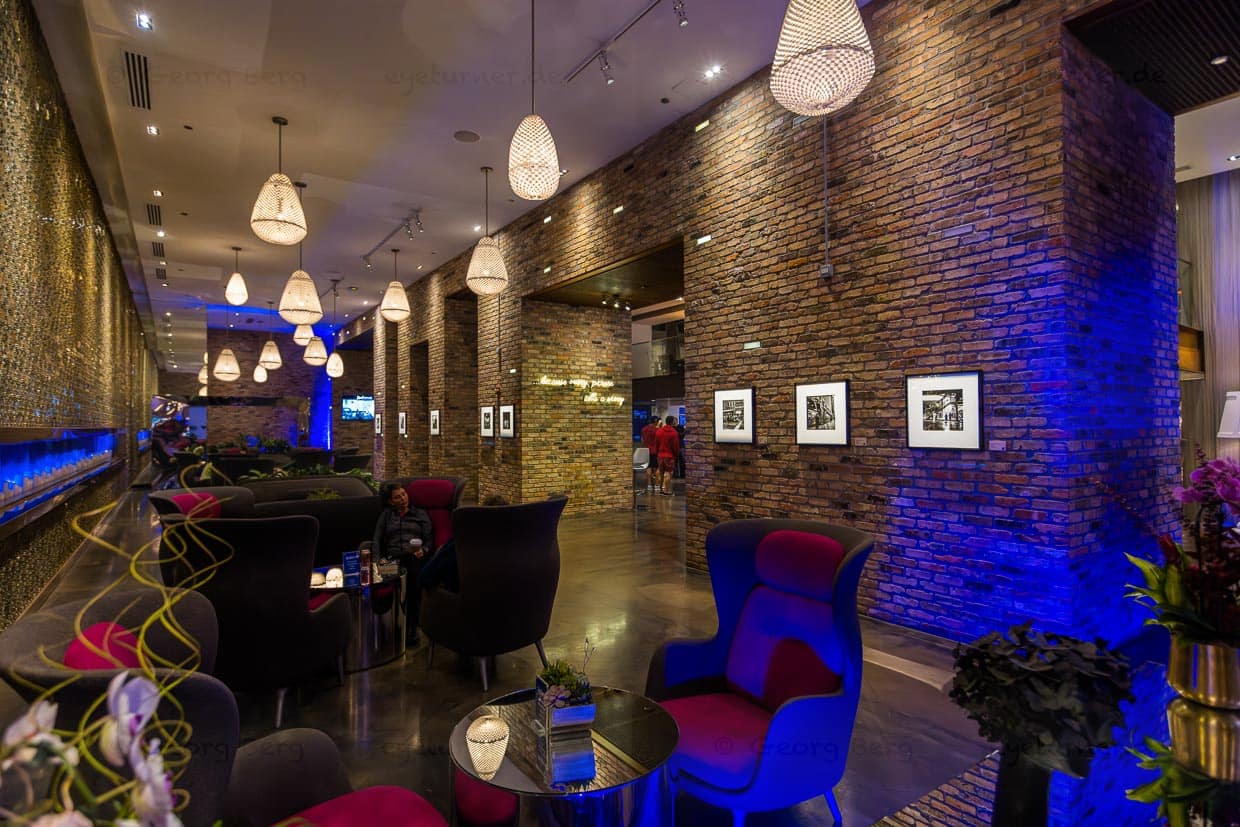 Lobby Radisson Blue Aqua Hotel. Das Hotel ist bekannt für modernes Design. In der Lobby des 2009 von Architektin Jeanne Gang entworfenen Hotels hängen Fotos der Fotografin Vivian Maier / © Foto: Georg Berg