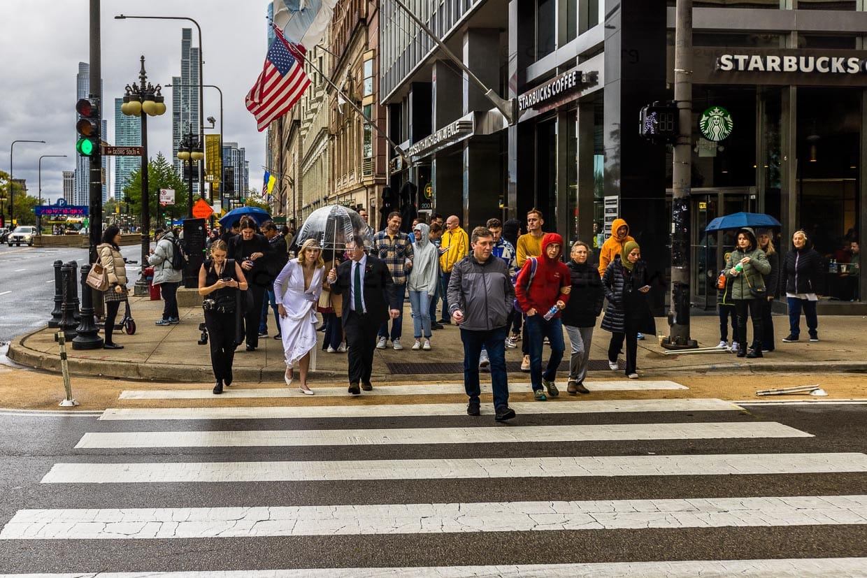 Brautpaar bei schlechtem Wetter auf der Michigan Avenue, Chicago / © Foto: Georg Berg