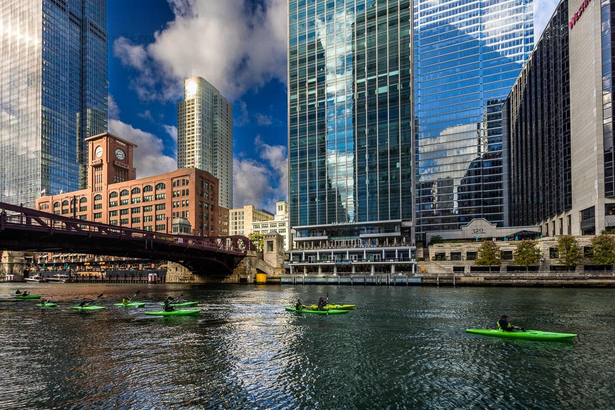 Kajakfahrer auf dem Chicago River. Auf dem Chicago Riverwalk gibt es Restaurants, Bars, Cafés, kleine Parks sowie Boots- und Kajakverleihe / © Foto: Georg Berg