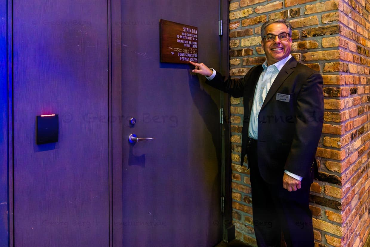 Manager Michael Weinberg zeigt im Radisson Blu Aqua den Zugang zum Chicago Pedway. Aus der Lobby des Hotels auf dem Columbus Drive gelangt man direkt in das unterirdische Fußgängersystem / © Foto: Georg Berg