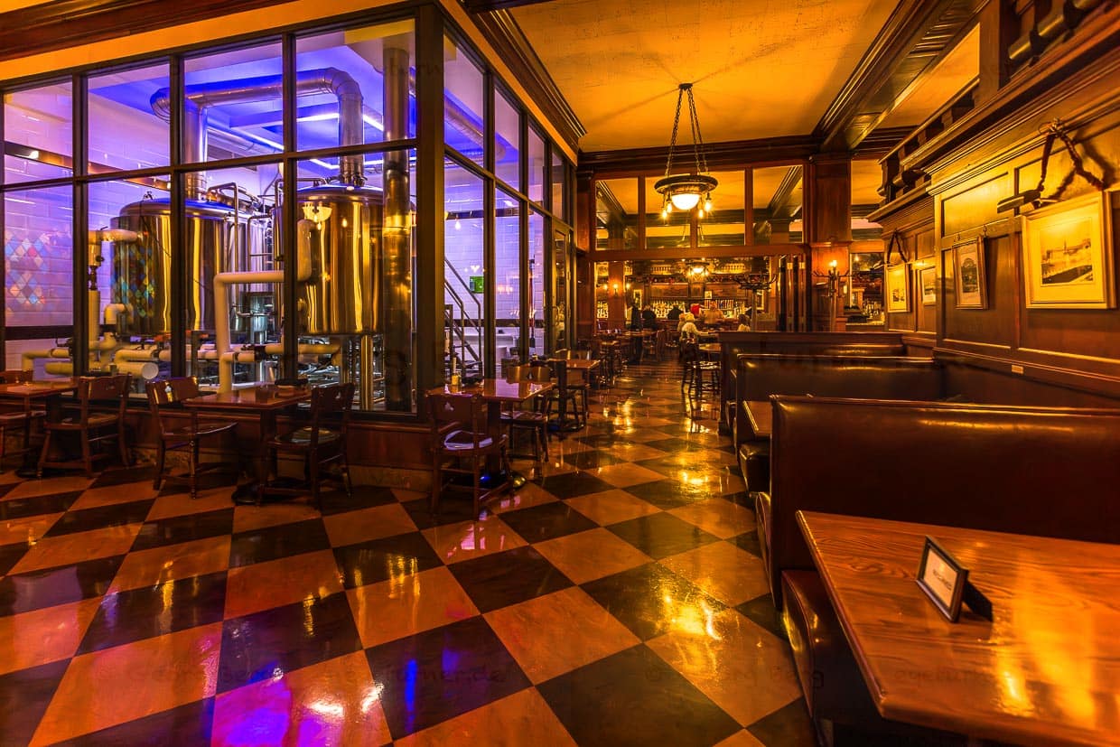 Gastraum mit Braukessel im Restaurant Berghoff in der 17 West Adams Street, nahe dem Zentrum des Chicago Loop. Es wurde 1898 von Herman Joseph Berghoff eröffnet und ist zu einer Institution in Chicago geworden. Im Jahr 1999 wurde das Berghoff mit dem James Beard Foundation Award in der Kategorie "America's Classics" ausgezeichnet, mit dem legendäre Familienrestaurants im ganzen Land geehrt werden / © Foto: Georg Berg