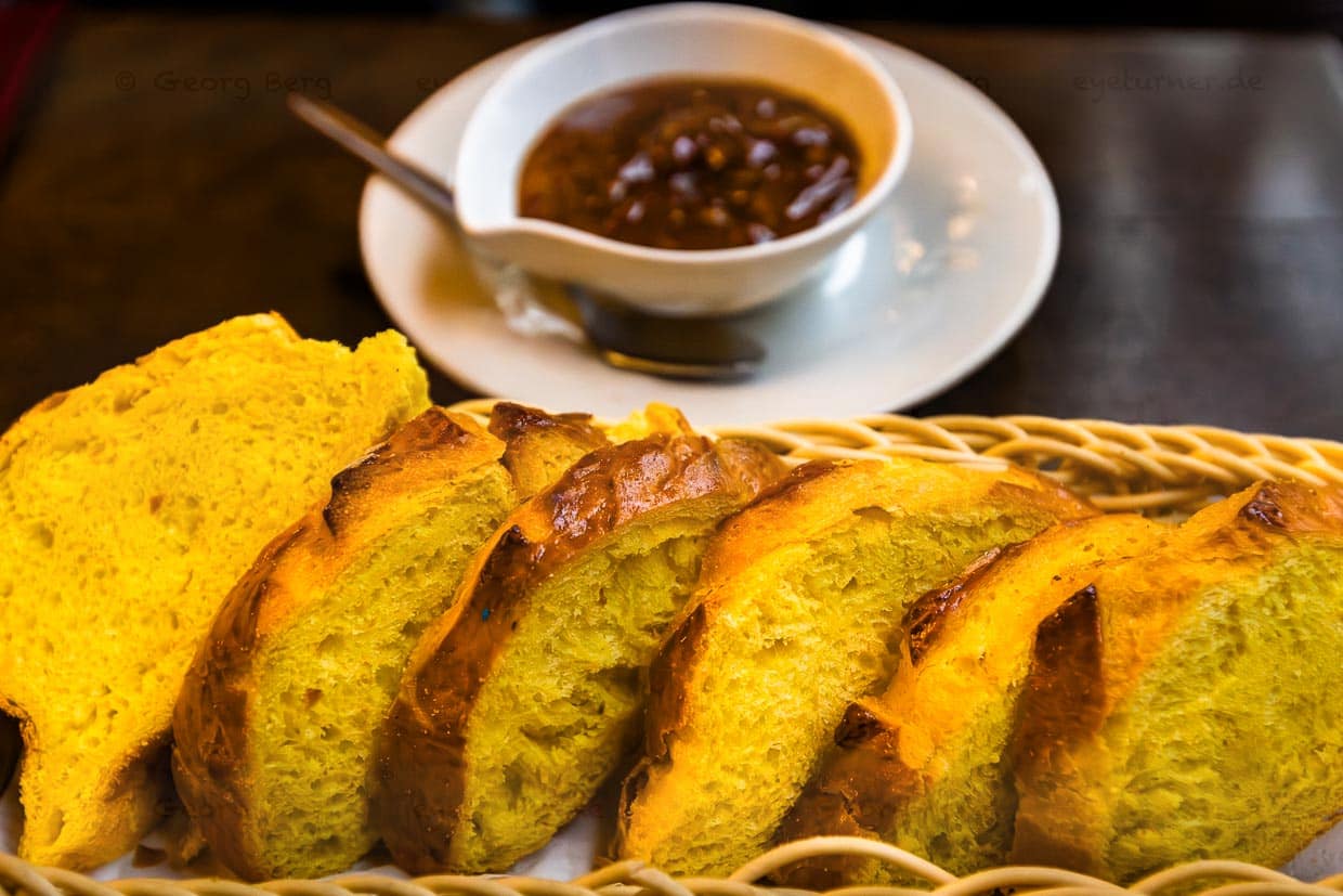 Cuchaule mit Moutarde de Bénichon ist der erste Gang eines Kilbi-Menüs. Cuchaule ist ein Briochebrot mit Safran und wird auch die Königin der Bénichon genannt. Erstmals erwähnt wird die Cuchaule im Jahr 1558 / © Foto: Georg Berg