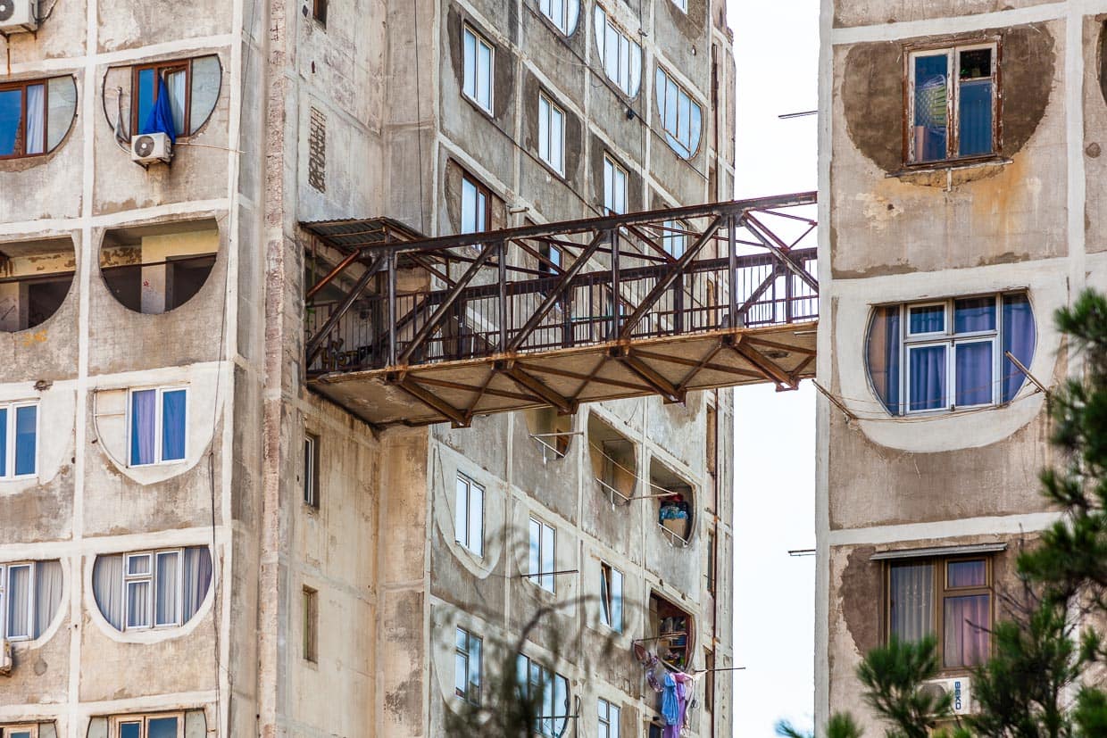 Viele der als Glückssymbol geplanten hufeisenförmigen Fenster wurden teilweise mit Beton gefüllt und durch rechteckige Kunststofffenster ersetzt / © Foto: Georg Berg