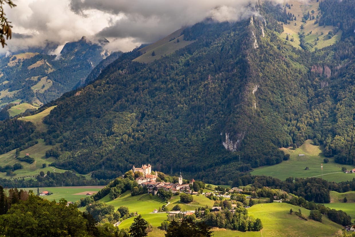 Das mittelalterliche Städtchen Gruyères, mit Schloss Greyerz, liegt im Kanton Freiburg auf einem Hügel am Fuß der Voralpen. Der Ort ist autofrei, verfügt über vier Museen und wurde 2021 von der UNWTO mit dem Titel „Best Tourism Villages“ ausgezeichnet / © Foto: Georg Berg