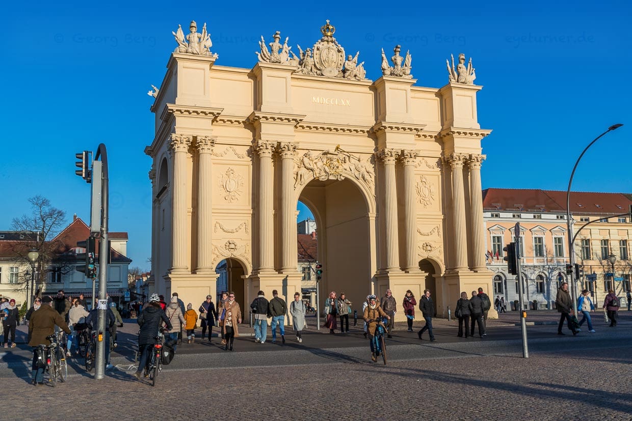 Das Branderburger Tor auf dem Luisenplatz in Potsdam wurde 1770 erbaut und ist somit 20 Jahre älter als das berühmte Wahrzeichen aus Berlin / © Foto: Georg Berg